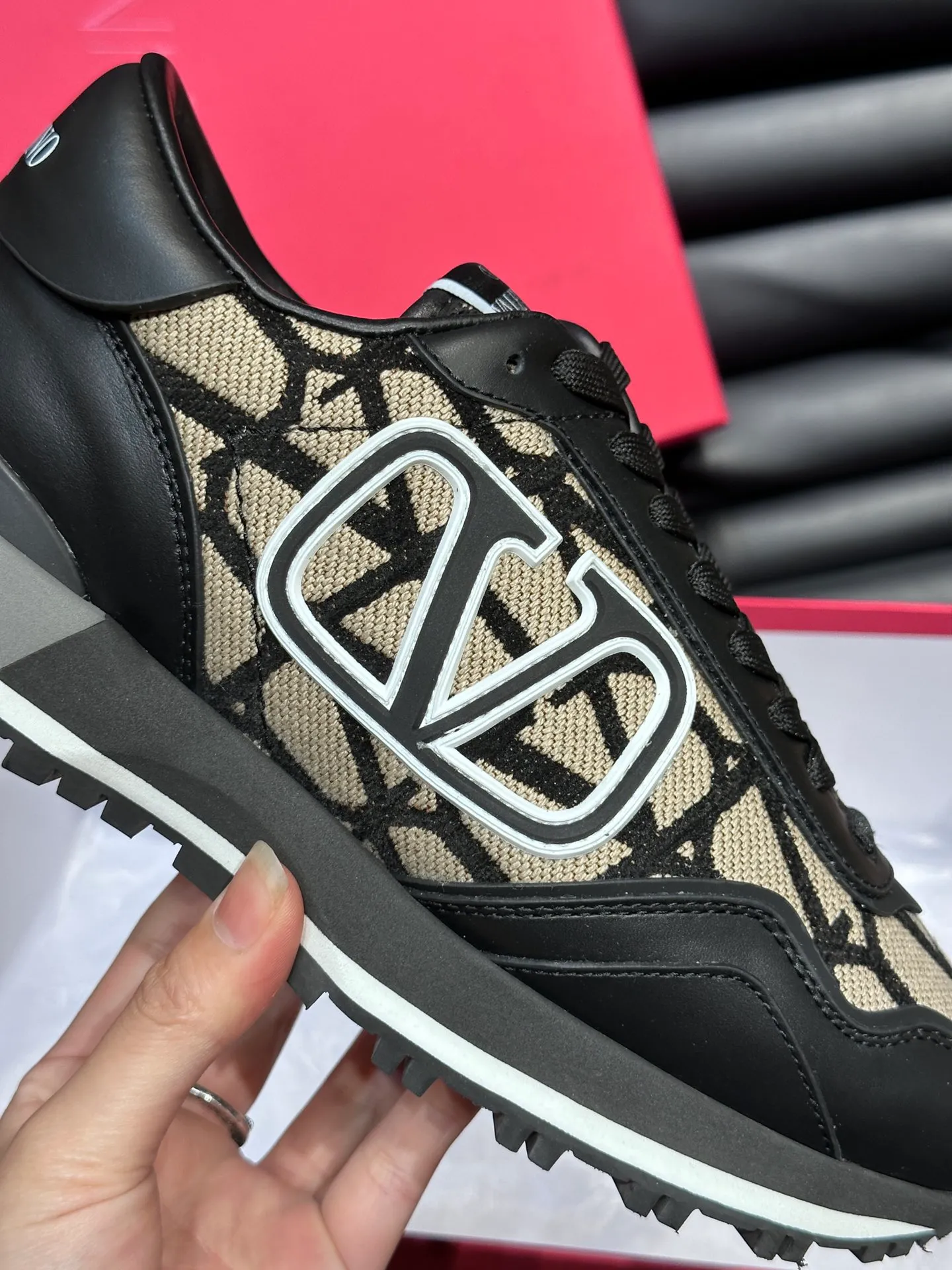 P540💰 Product trademark: VALENTINO "Valentino" Regular size: 38-44 [45 customized] Product materials: Warren men's casual sports shoes, made of multi-material splicing, calf leather stitched with suede cowhide, fabric mesh upper, fabric tongue decorated with brand badge, rubber rivet decorative details on the heel, rivet rubber outsole, non-slip, wear-resistant and shock-absorbing, pure cotton inner foot pad, comfortable and breathable, comes with original box packaging bag!